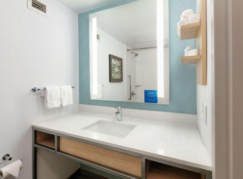 Hilton Garden Inn Irvine Spectrum Lake Forest — Bathroom