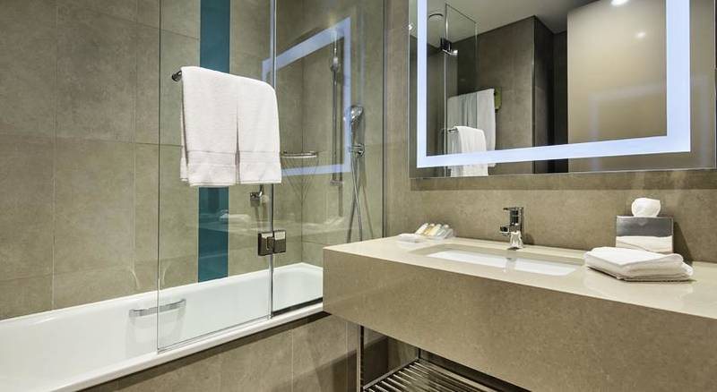 Hilton Garden Inn Istanbul Beylikduzu Istanbul — Bathroom