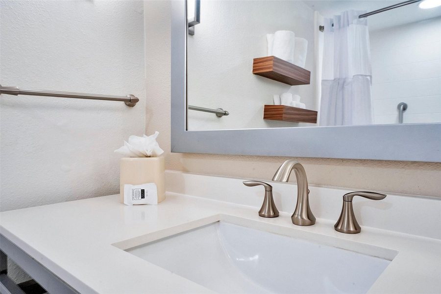 Hilton Garden Inn Jacksonville Airport — Bathroom