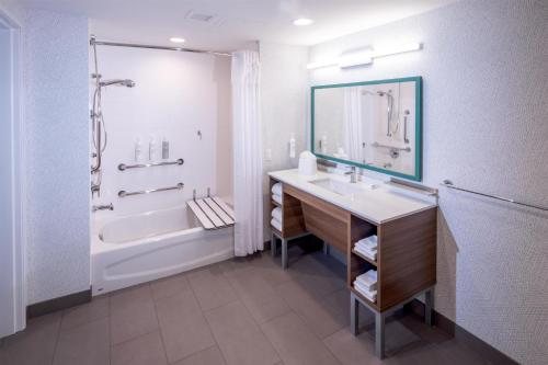 Hilton Garden Inn Kalispell — Bathroom