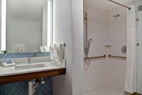 Hilton Garden Inn Kansas City Airport — Bathroom