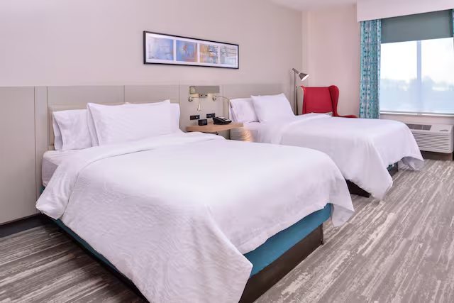 Hilton Garden Inn Kansas City Airport — Guest room