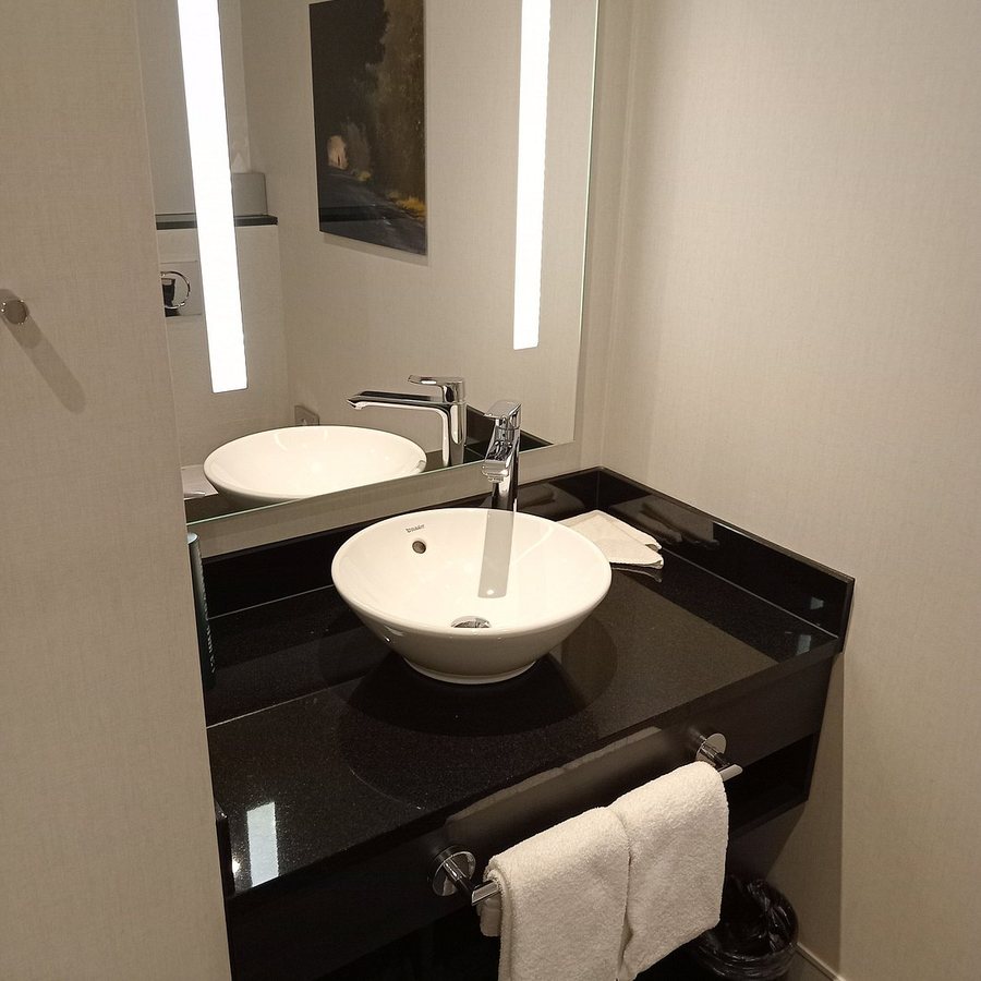 Hilton Garden Inn Krakow — Bathroom