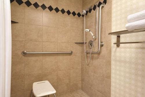 Hilton Garden Inn Lancaster — Bathroom