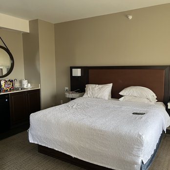 Hilton Garden Inn Laramie — Guest room