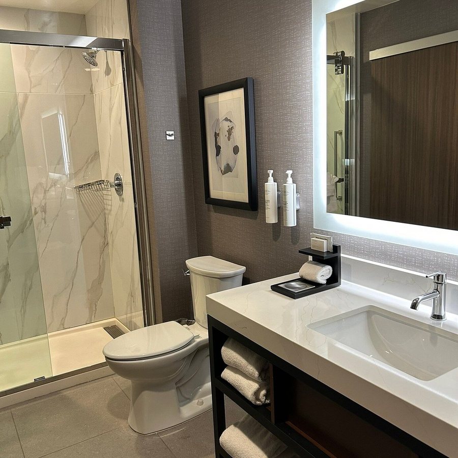 Hilton Garden Inn Las Colinas — Bathroom