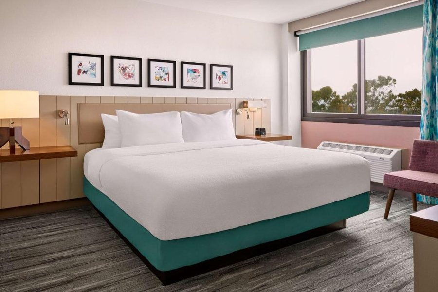 Hilton Garden Inn Lax Los Angeles Airport — Guest room