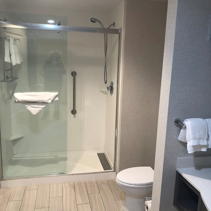 Hilton Garden Inn Lenox Pittsfield — Bathroom