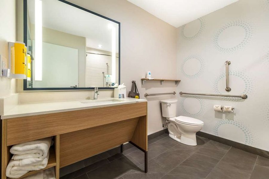 Hilton Garden Inn Lexington Hamburg — Bathroom