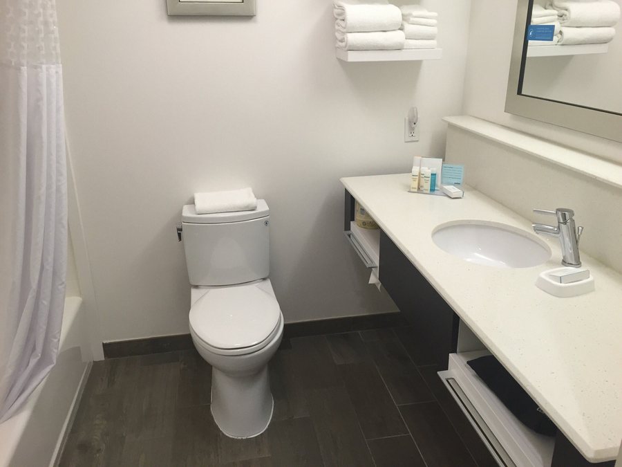 Hilton Garden Inn Livermore — Bathroom