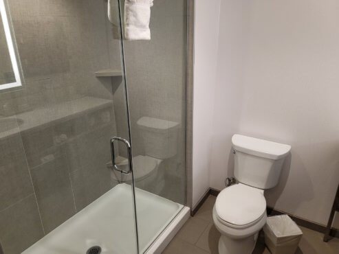 Hilton Garden Inn Lompoc — Bathroom