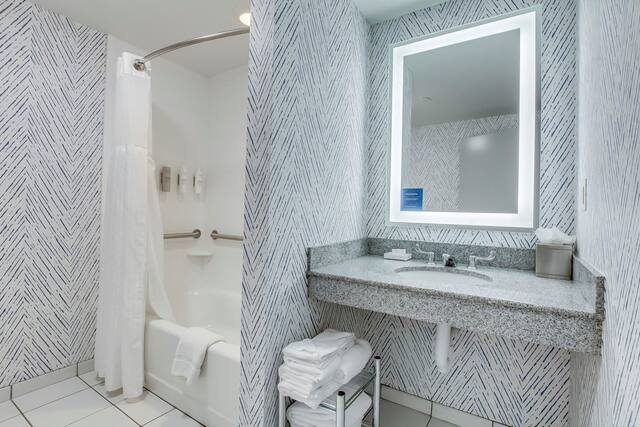 Hilton Garden Inn Louisville Downtown — Bathroom