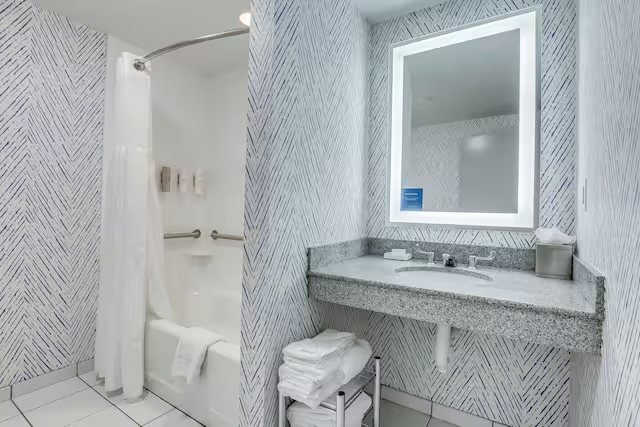 Hilton Garden Inn Louisville Mall of St Matthews — Bathroom