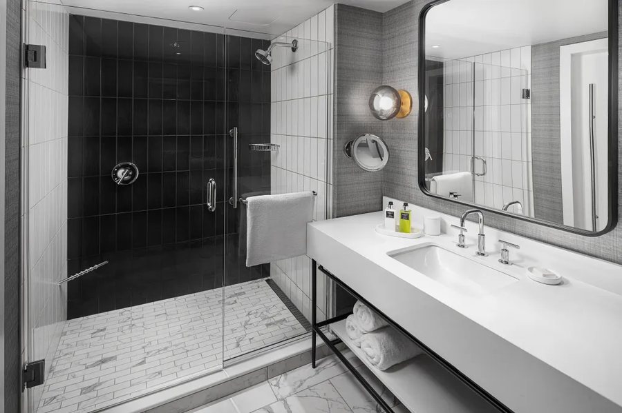 Hilton Garden Inn Lubbock — Bathroom