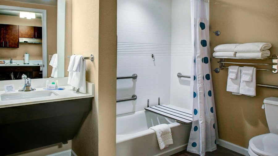 Hilton Garden Inn Macon Mercer University — Bathroom