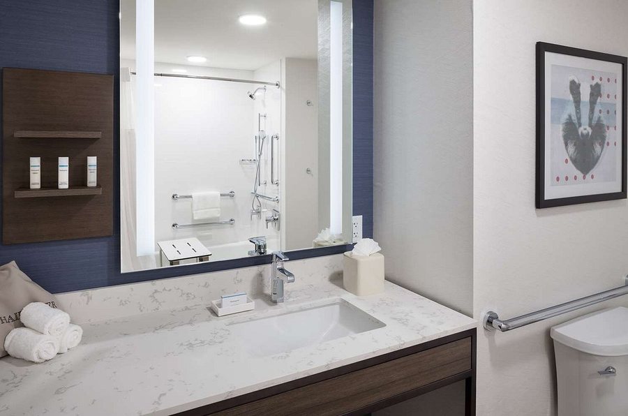 Hilton Garden Inn Madison Downtown — Bathroom