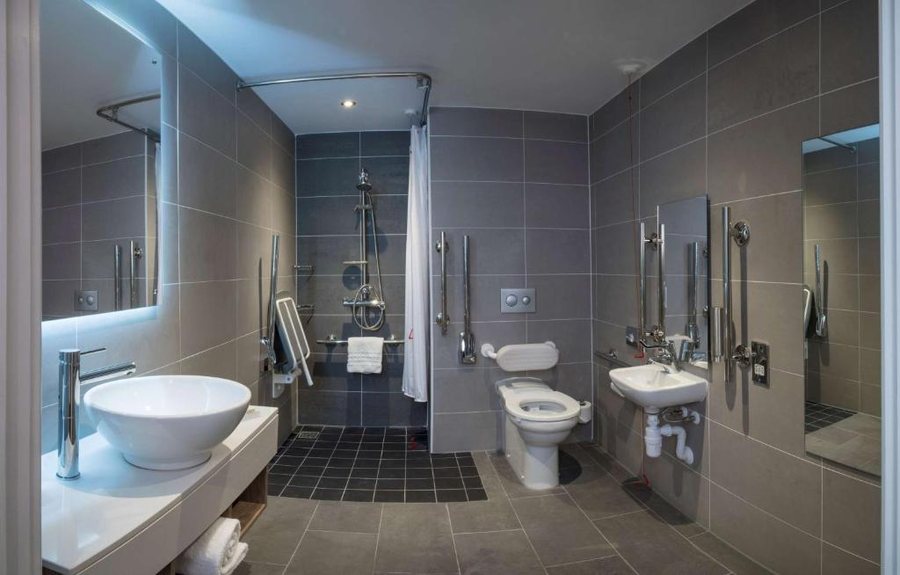 Hilton Garden Inn Manchester Downtown — Bathroom