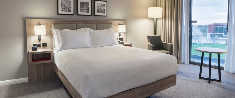 Hilton Garden Inn Manchester Downtown — Guest room
