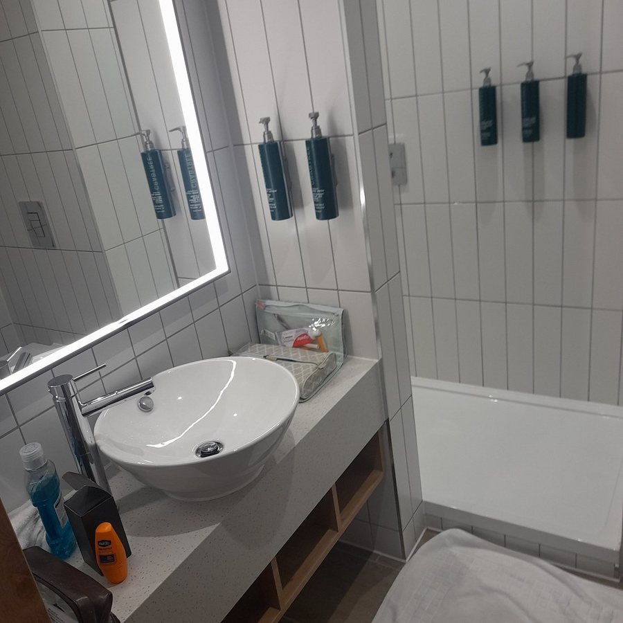 Hilton Garden Inn Manchester Emirates Old Trafford — Bathroom