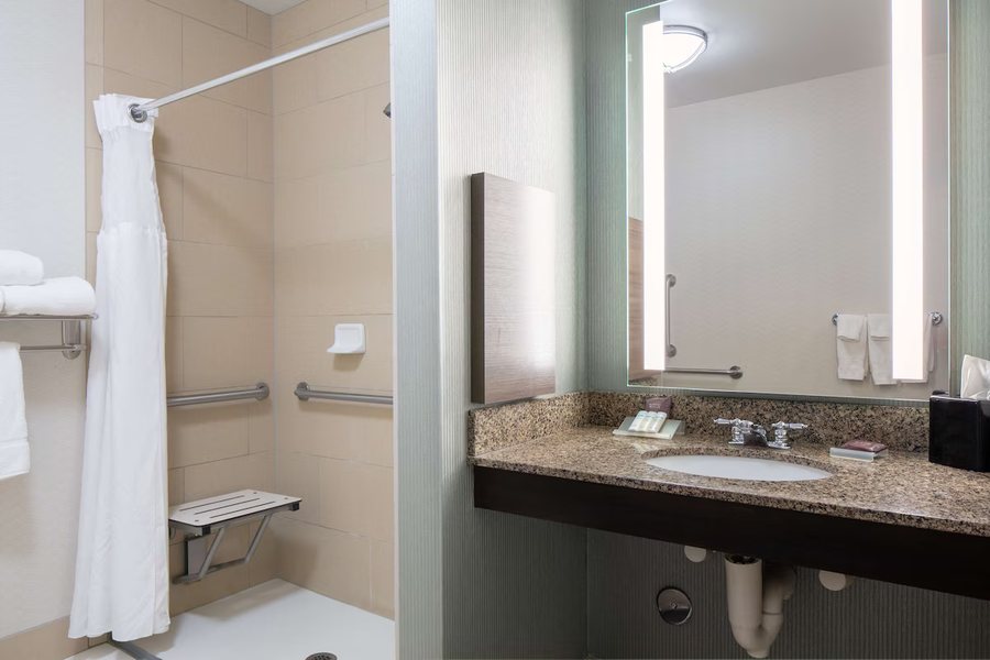 Hilton Garden Inn Manhattan — Bathroom