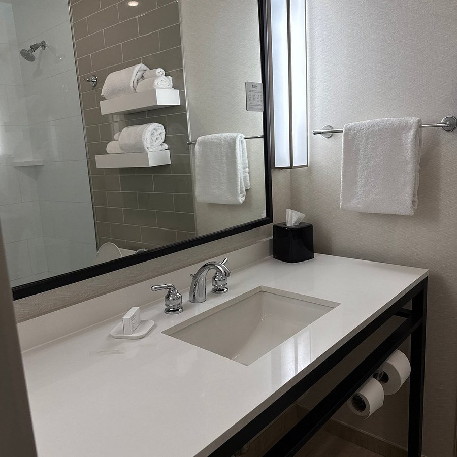 Hilton Garden Inn Martinsburg — Bathroom
