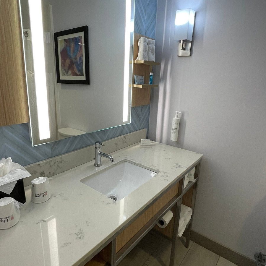 Hilton Garden Inn Memphis Wolfchase Galleria — Bathroom