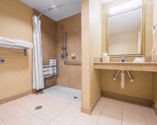 Hilton Garden Inn Meridian — Bathroom