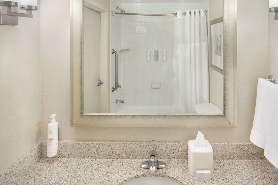 Hilton Garden Inn Miami Airport West Miami Florida — Bathroom