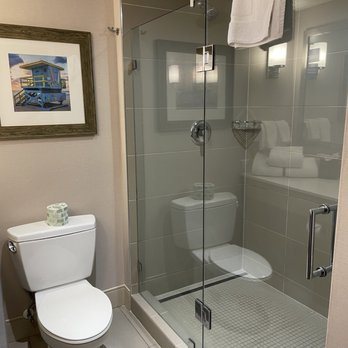 Hilton Garden Inn Miami South Beach Miami Beach Florida — Bathroom