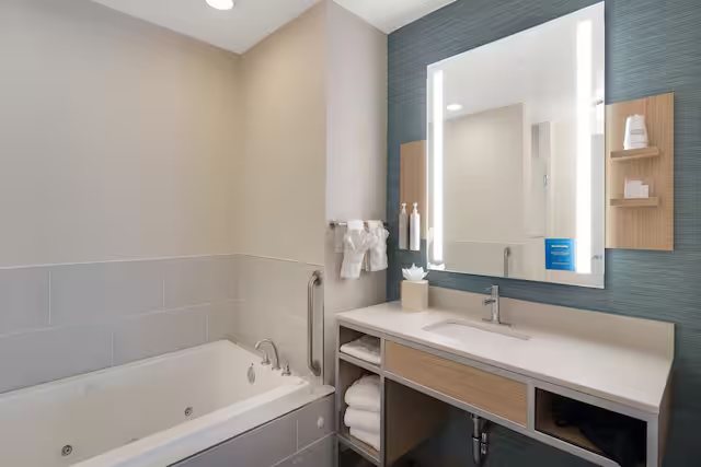 Hilton Garden Inn Midland — Bathroom