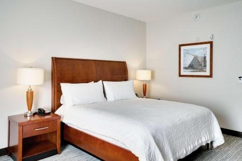 Hilton Garden Inn Milwaukee Airport — Guest room