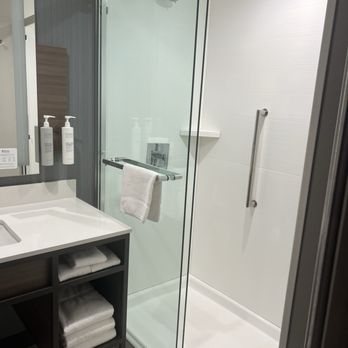 Hilton Garden Inn Milwaukee Brookfield Conference Center — Bathroom