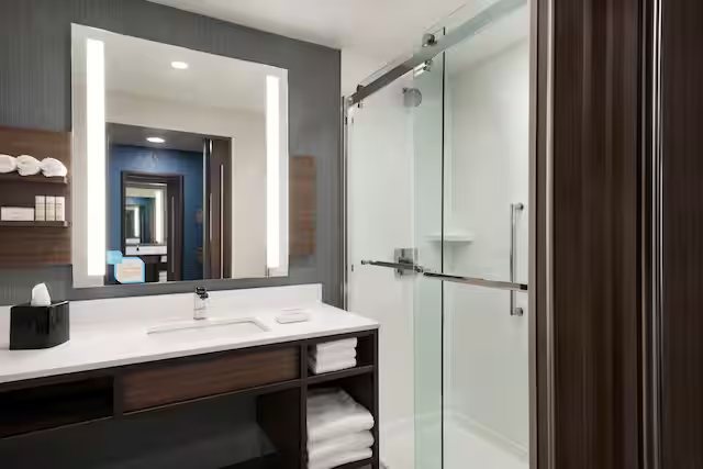 Hilton Garden Inn Milwaukee Downtown — Bathroom