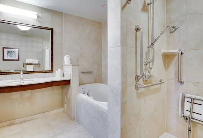 Hilton Garden Inn Milwaukee Northwest Conference Center — Bathroom