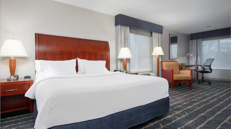 Hilton Garden Inn Milwaukee Northwest Conference Center — Guest room