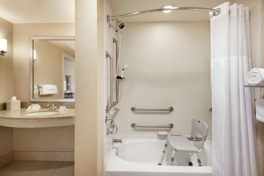 Hilton Garden Inn Minneapolis Downtown — Bathroom