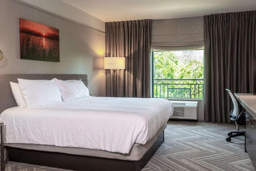 Hilton Garden Inn Mobile Downtown — Guest room