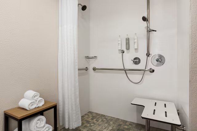 Hilton Garden Inn Monterey — Bathroom