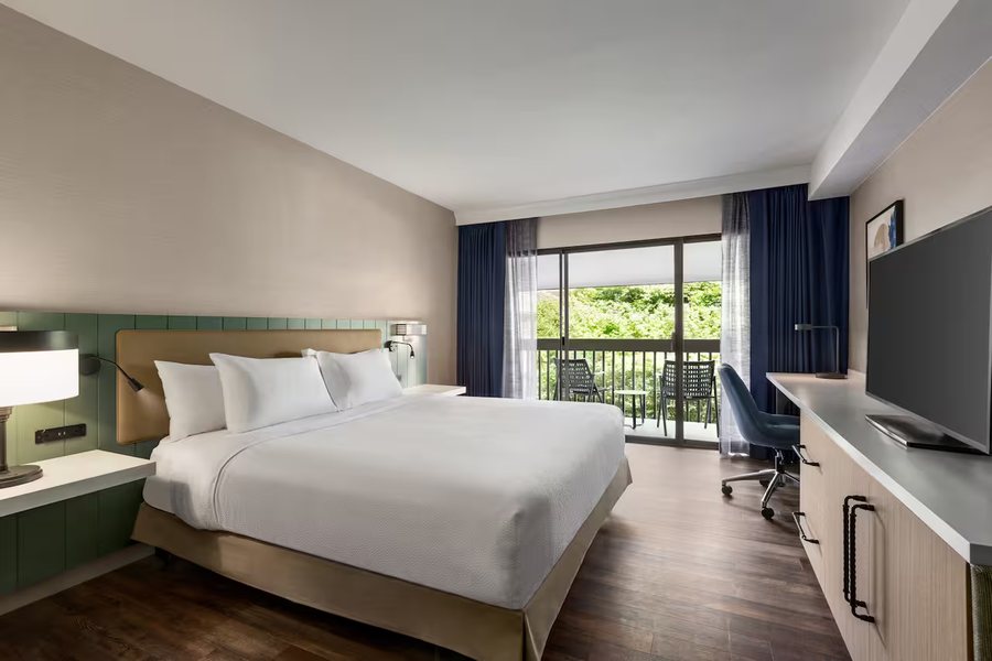 Hilton Garden Inn Monterey — Guest room