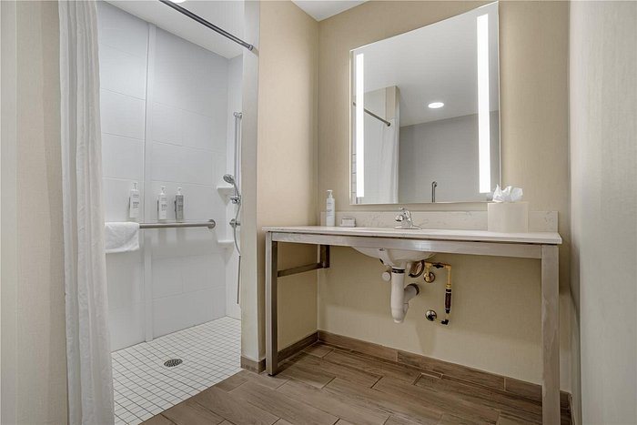 Hilton Garden Inn Montgomery East — Bathroom