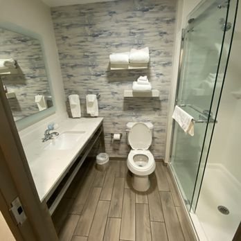 Hilton Garden Inn Montgomery Eastchase — Bathroom