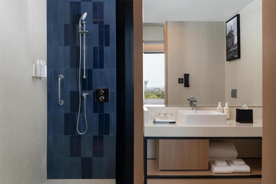Hilton Garden Inn Mumbai International Airport — Bathroom