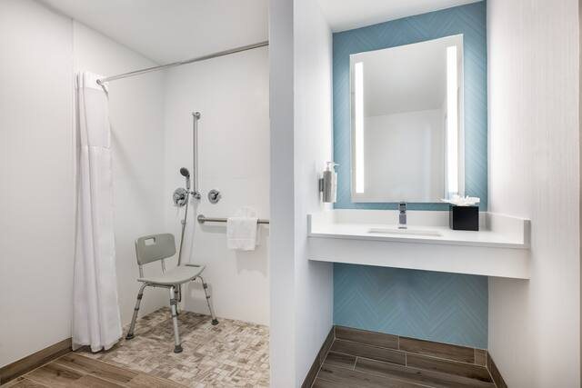Hilton Garden Inn Mystic Groton — Bathroom
