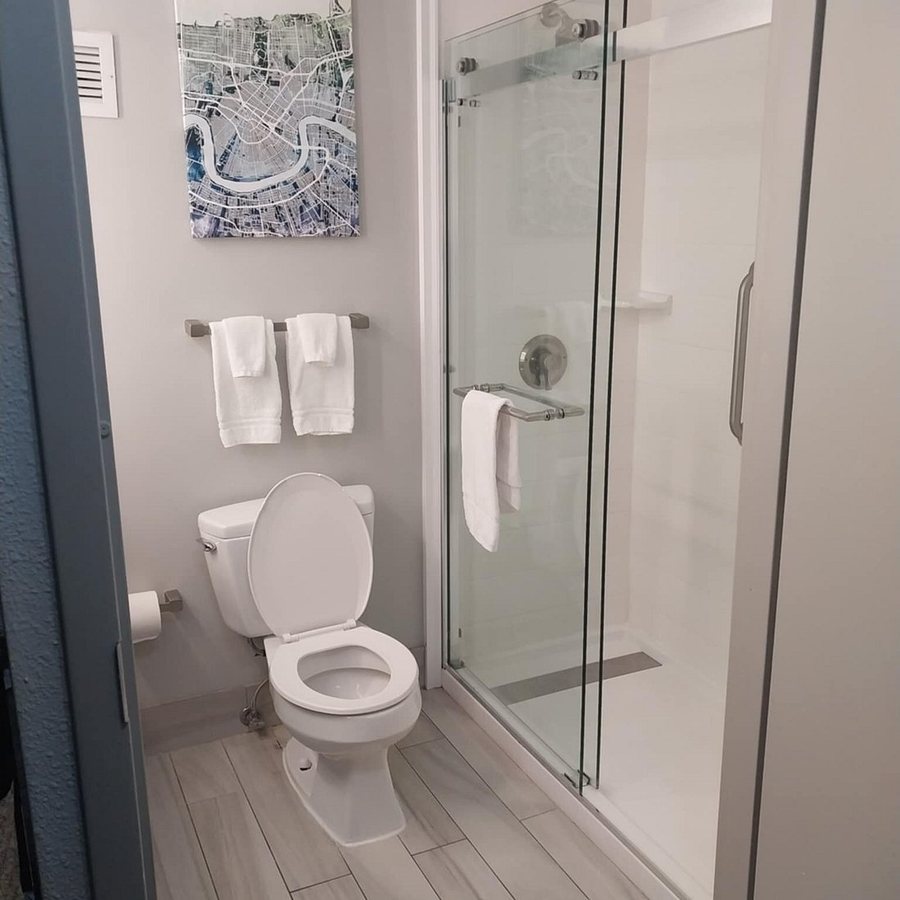 Hilton Garden Inn New Orleans Convention Center — Bathroom