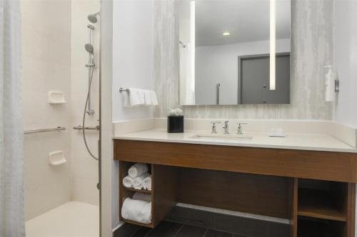 Hilton Garden Inn New York Manhattan Midtown East — Bathroom