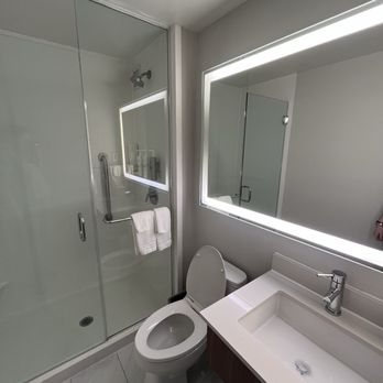 Hilton Garden Inn New York Midtown Park Ave — Bathroom