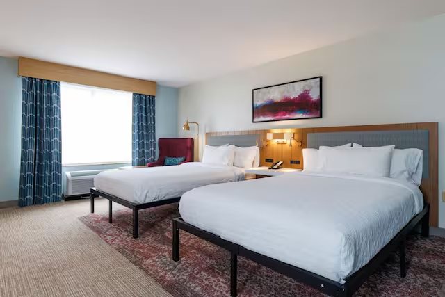 Hilton Garden Inn New York Staten Island — Guest room