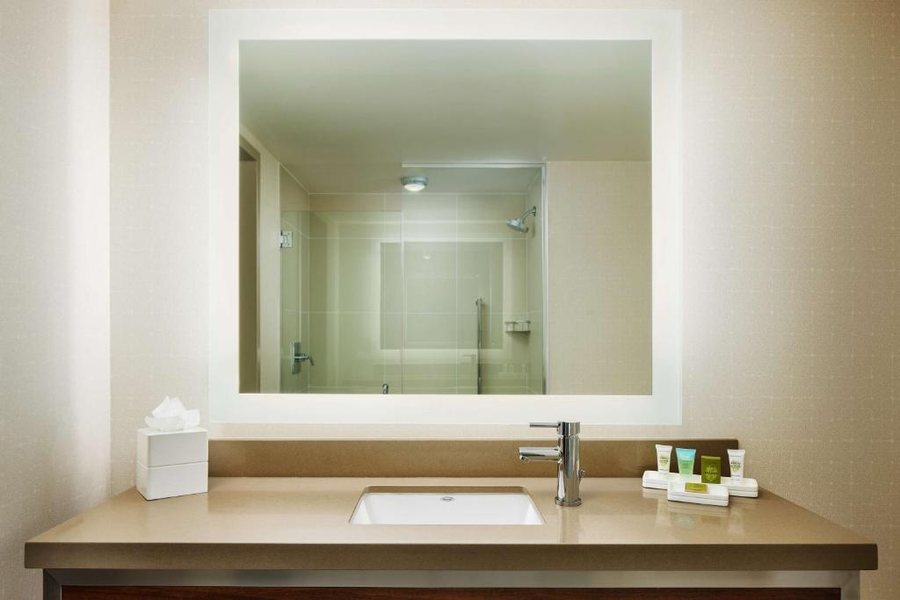 Hilton Garden Inn New York Times Square Central — Bathroom