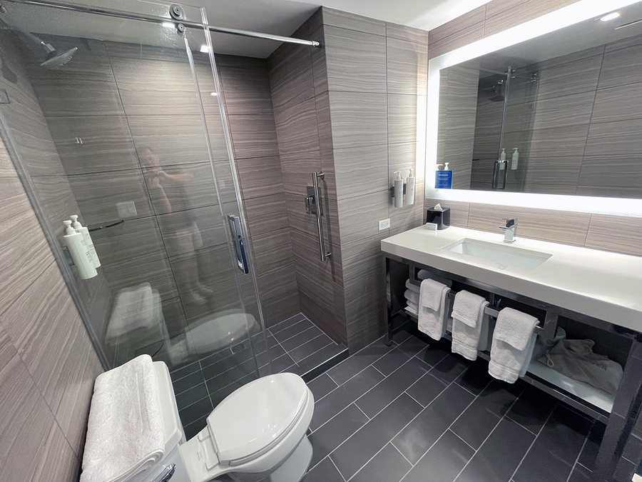 Hilton Garden Inn New York Times Square North — Bathroom