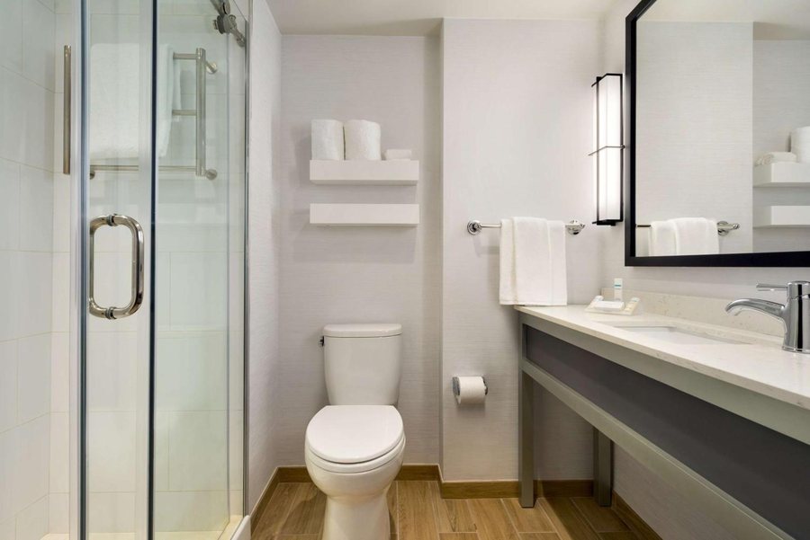 Hilton Garden Inn New York Times Square South New York City New York — Bathroom